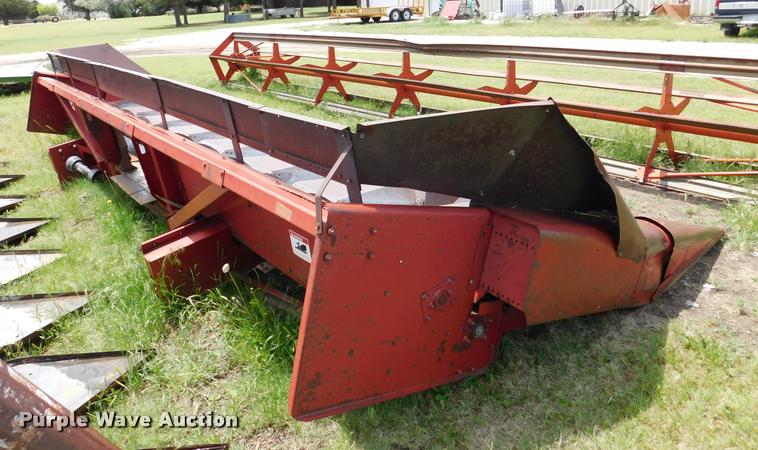 image for item DB1015 International 1083 corn head