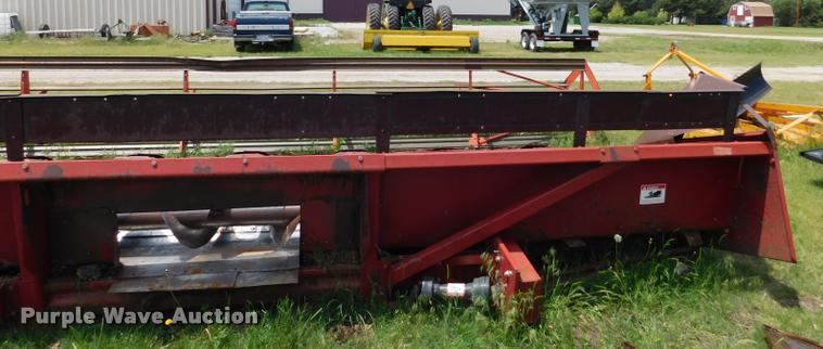 image for item DB1015 International 1083 corn head