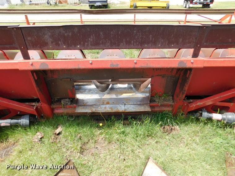 image for item DB1015 International 1083 corn head