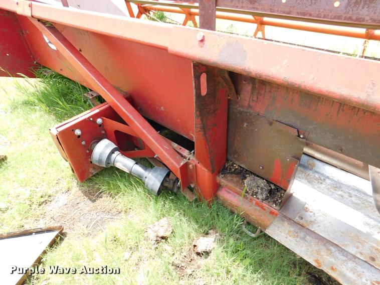 image for item DB1015 International 1083 corn head