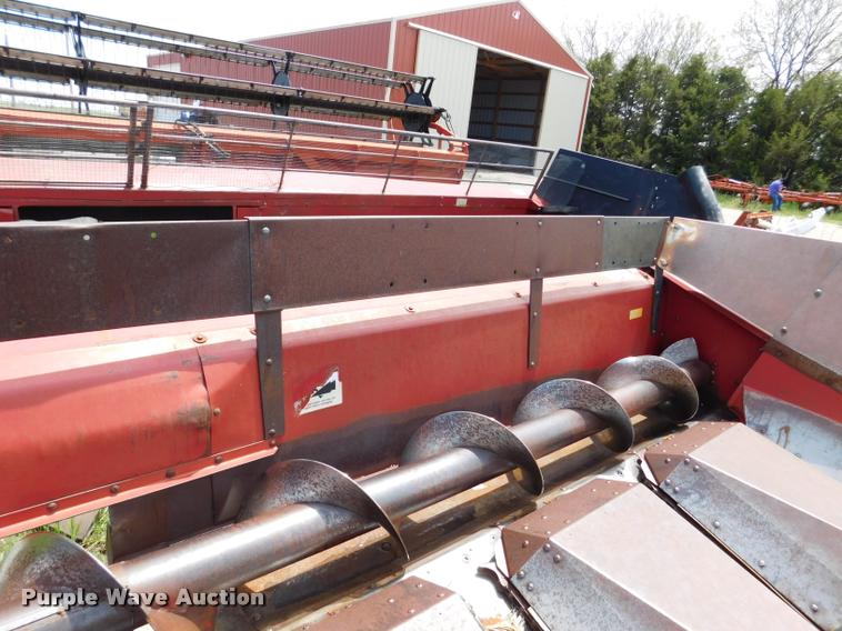 image for item DB1015 International 1083 corn head