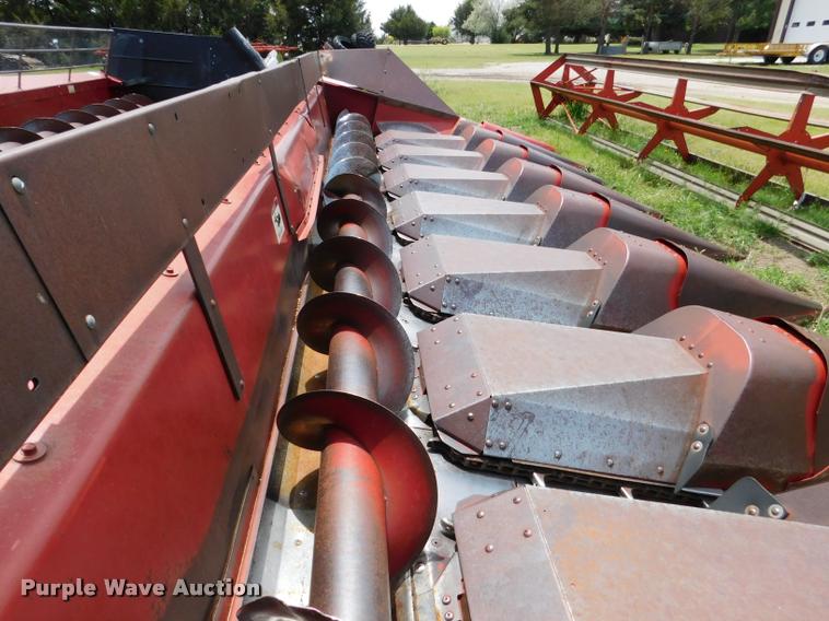 image for item DB1015 International 1083 corn head