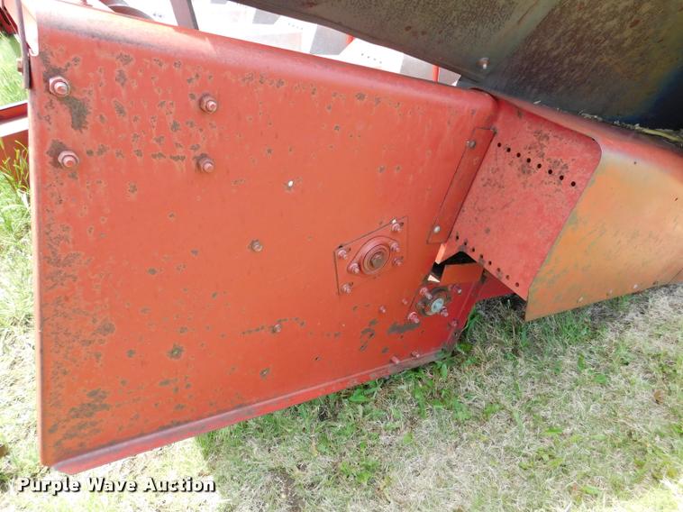 image for item DB1015 International 1083 corn head