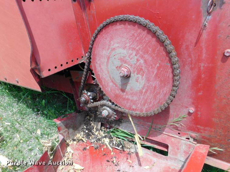 image for item DB1015 International 1083 corn head