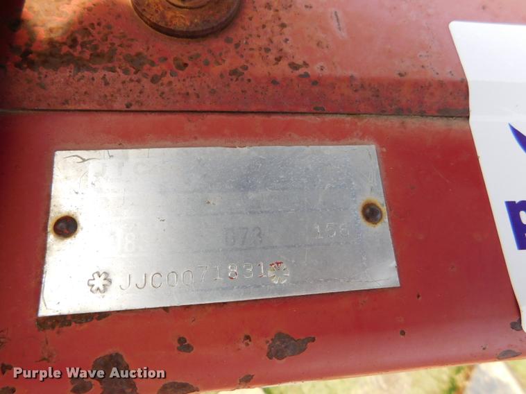 image for item DB1015 International 1083 corn head