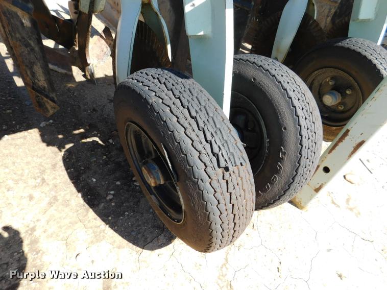 image for item DB1018 Orthman 9300 field cultivator