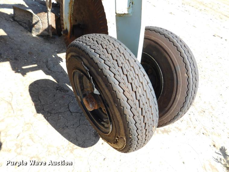 image for item DB1018 Orthman 9300 field cultivator