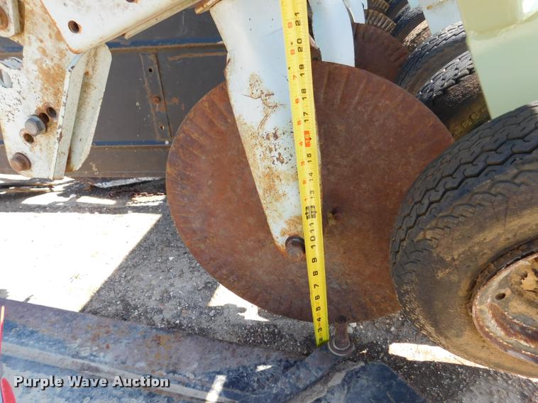 image for item DB1018 Orthman 9300 field cultivator