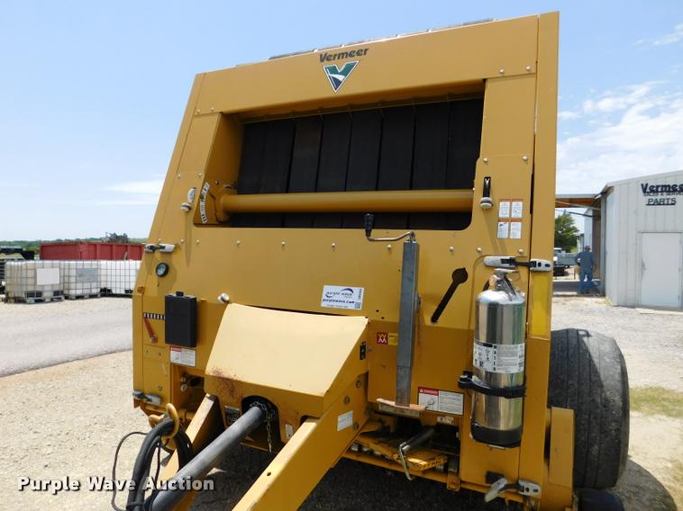 image for item DB9484 2007 Vermeer 605M round baler