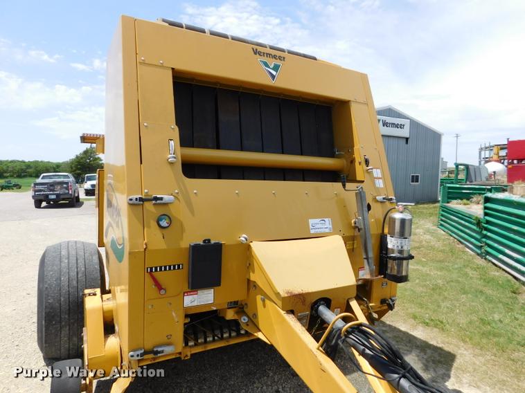 image for item DB9484 2007 Vermeer 605M round baler
