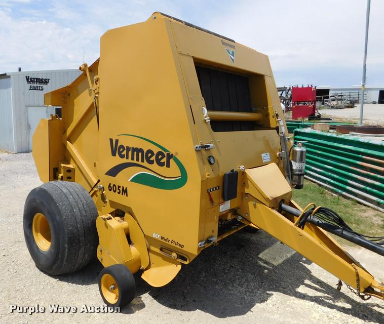 image for item DB9484 2007 Vermeer 605M round baler