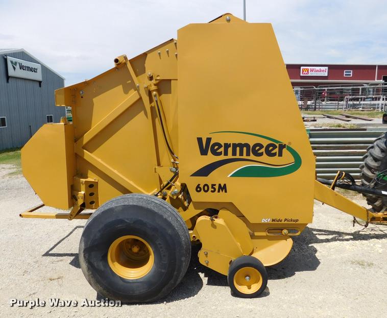 image for item DB9484 2007 Vermeer 605M round baler