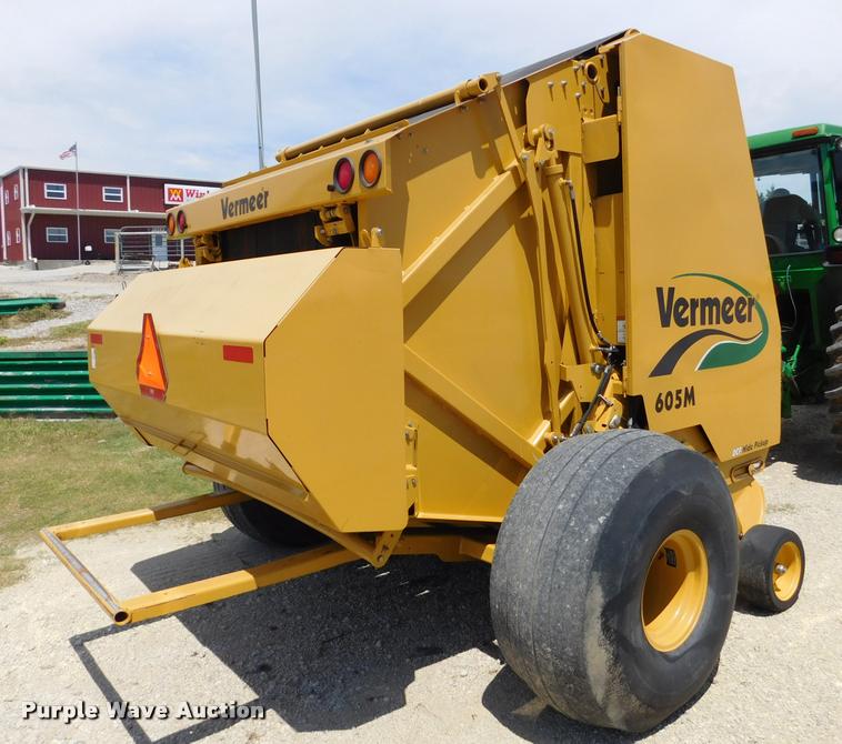 image for item DB9484 2007 Vermeer 605M round baler