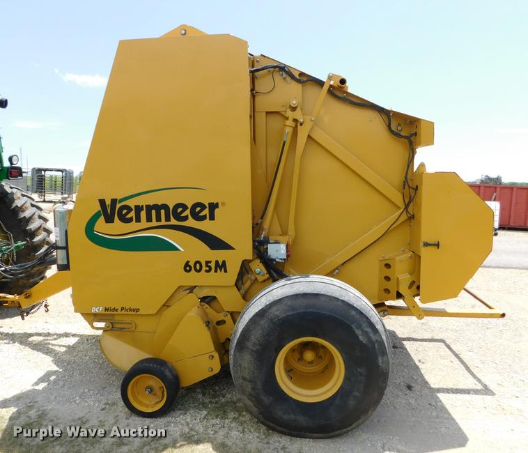 image for item DB9484 2007 Vermeer 605M round baler