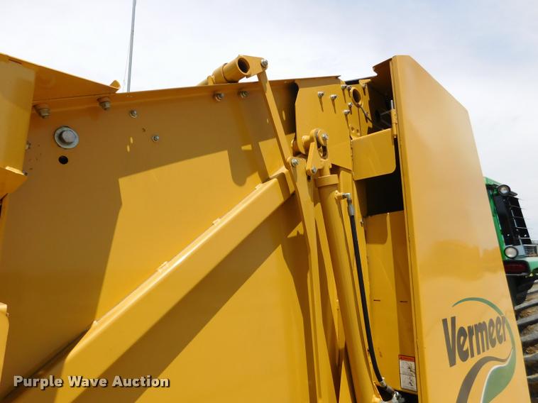 image for item DB9484 2007 Vermeer 605M round baler