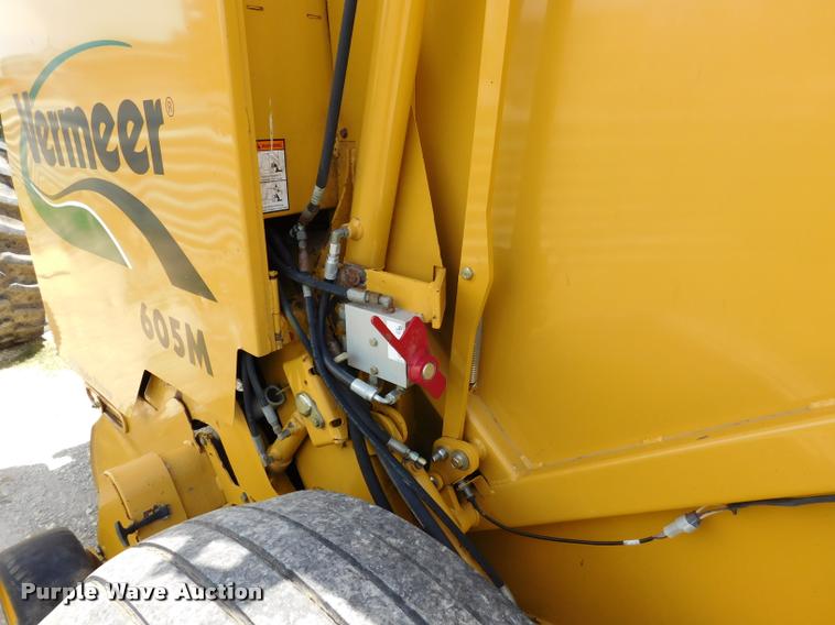 image for item DB9484 2007 Vermeer 605M round baler