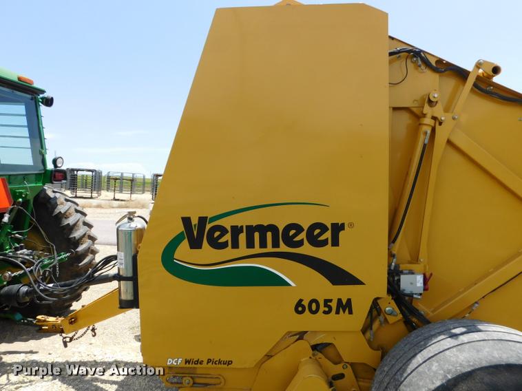 image for item DB9484 2007 Vermeer 605M round baler