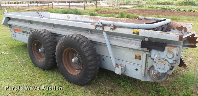 image for item DO9646 White-New Idea 3632 manure spreader