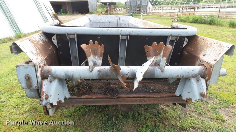 image for item DO9646 White-New Idea 3632 manure spreader