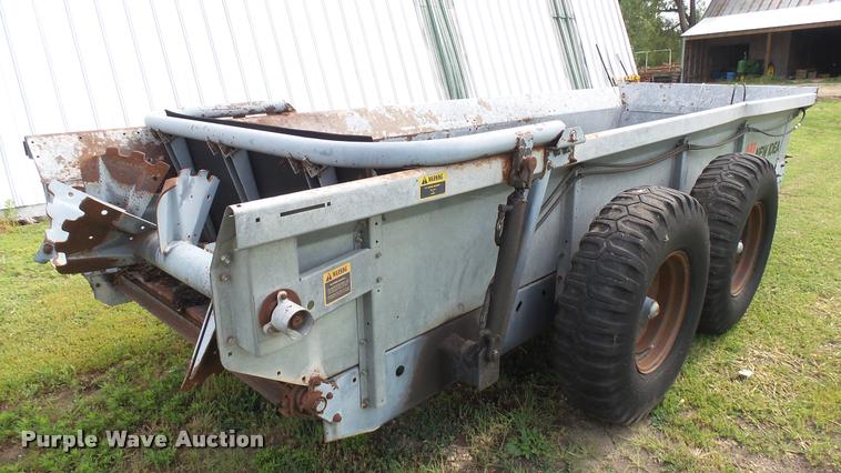 image for item DO9646 White-New Idea 3632 manure spreader