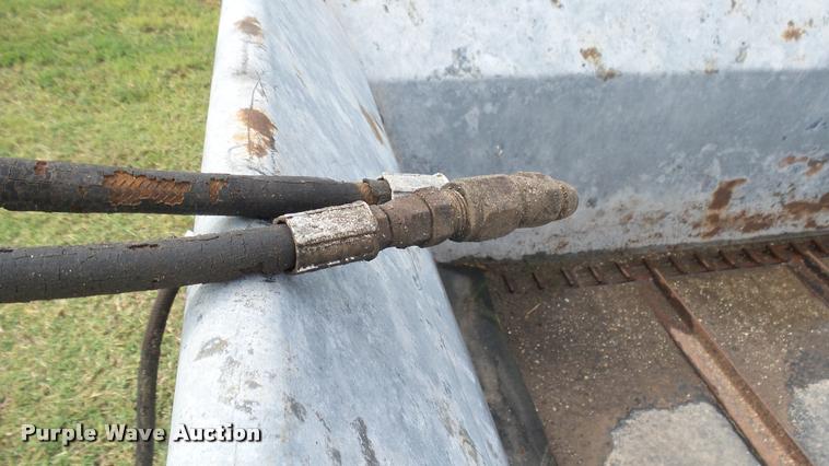 image for item DO9646 White-New Idea 3632 manure spreader