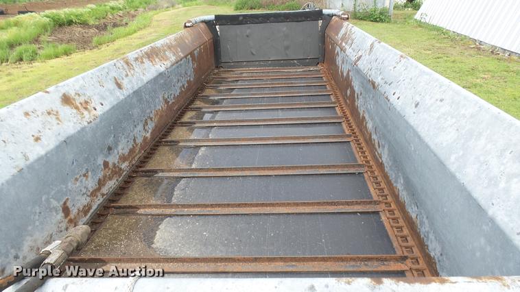 image for item DO9646 White-New Idea 3632 manure spreader