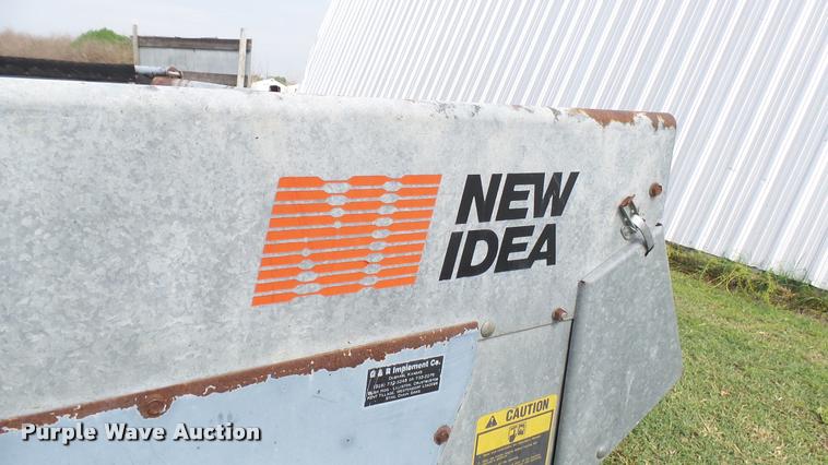 image for item DO9646 White-New Idea 3632 manure spreader