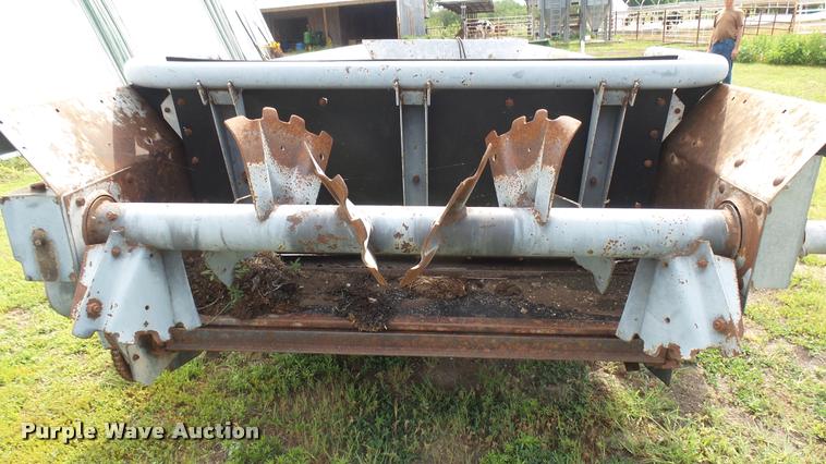 image for item DO9646 White-New Idea 3632 manure spreader