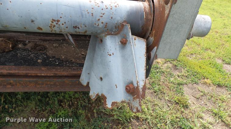 image for item DO9646 White-New Idea 3632 manure spreader