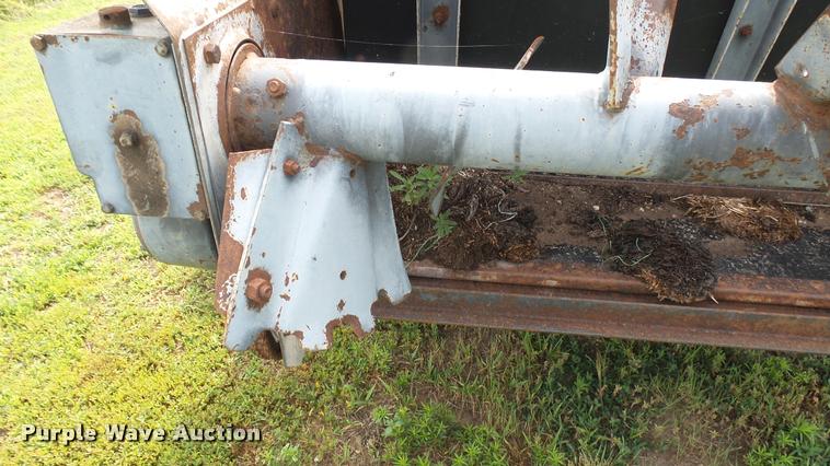 image for item DO9646 White-New Idea 3632 manure spreader