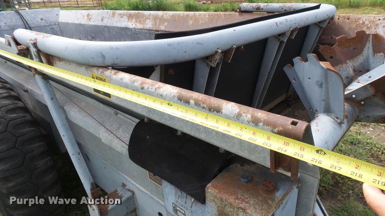 image for item DO9646 White-New Idea 3632 manure spreader