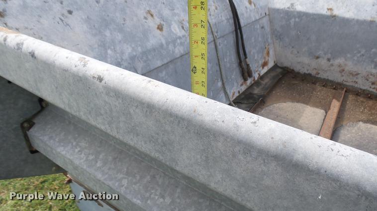 image for item DO9646 White-New Idea 3632 manure spreader