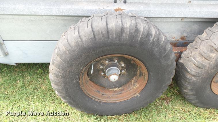 image for item DO9646 White-New Idea 3632 manure spreader