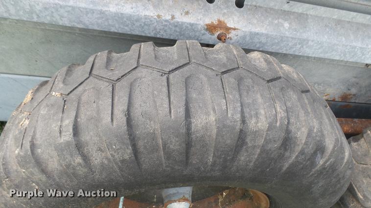 image for item DO9646 White-New Idea 3632 manure spreader