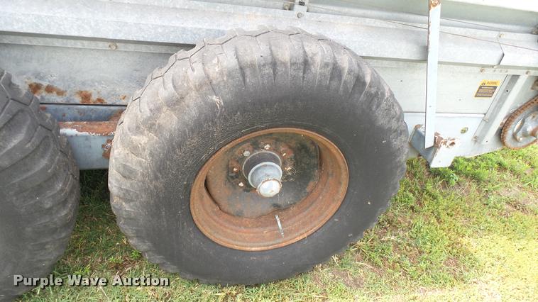 image for item DO9646 White-New Idea 3632 manure spreader