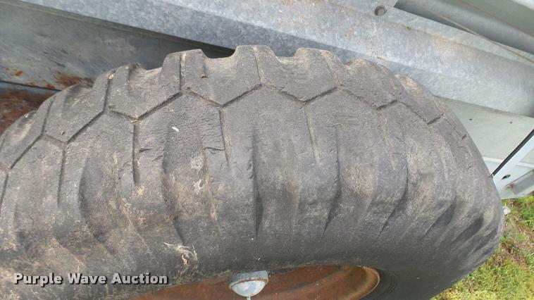 image for item DO9646 White-New Idea 3632 manure spreader