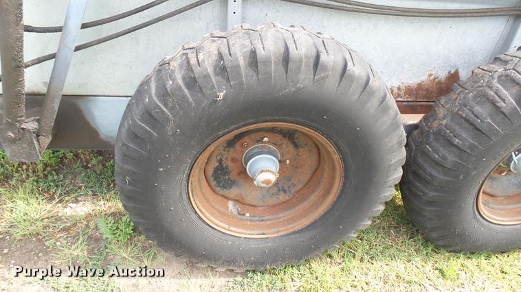 image for item DO9646 White-New Idea 3632 manure spreader