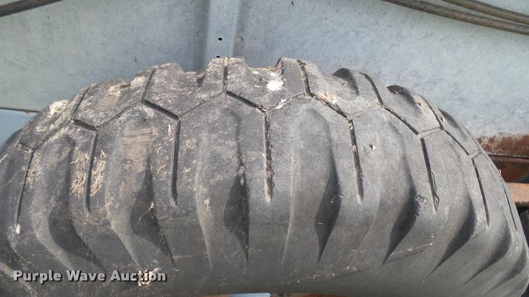 image for item DO9646 White-New Idea 3632 manure spreader