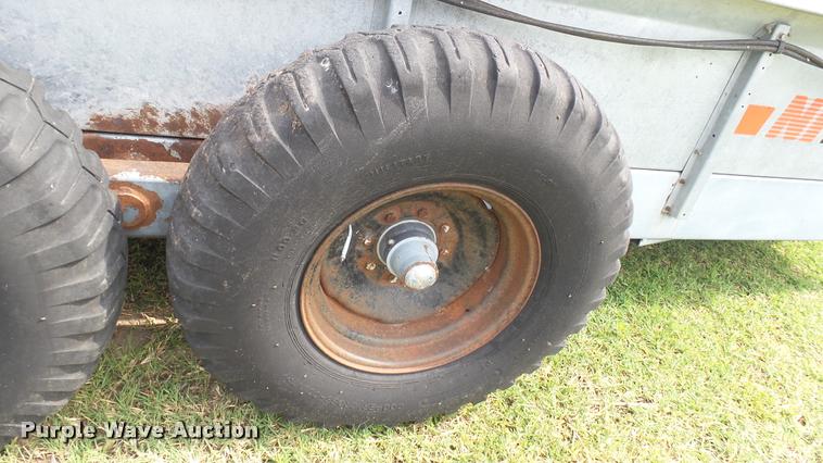 image for item DO9646 White-New Idea 3632 manure spreader