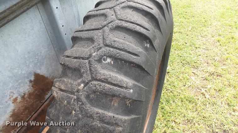 image for item DO9646 White-New Idea 3632 manure spreader