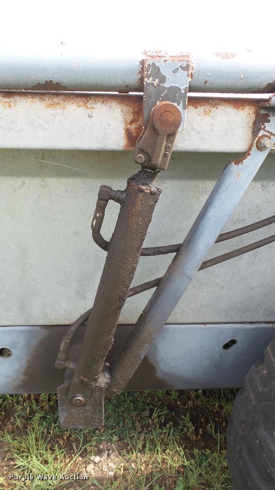 image for item DO9646 White-New Idea 3632 manure spreader