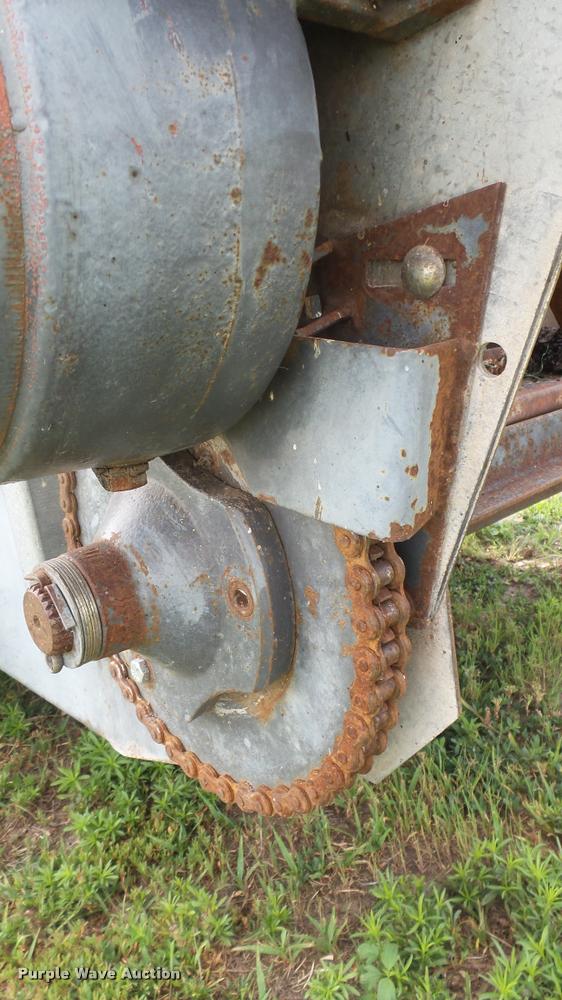 image for item DO9646 White-New Idea 3632 manure spreader