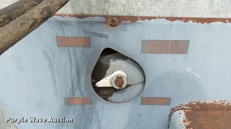 image for item DO9646 White-New Idea 3632 manure spreader