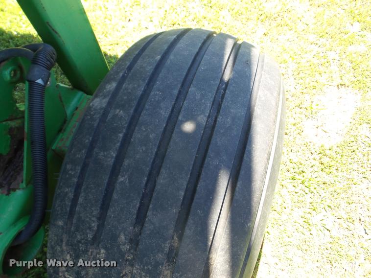 image for item K6475 2007 John Deere 568 round baler