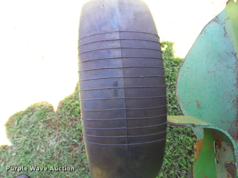 image for item K6475 2007 John Deere 568 round baler