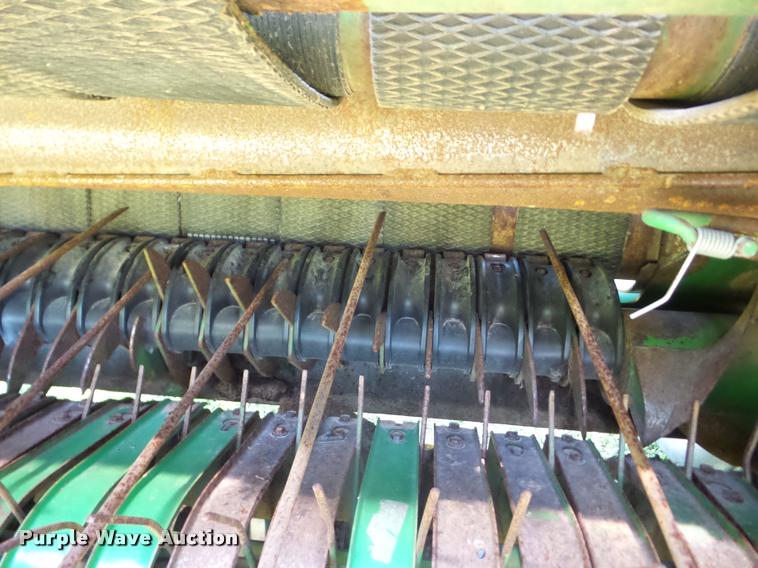 image for item K6475 2007 John Deere 568 round baler