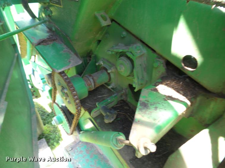 image for item K6475 2007 John Deere 568 round baler