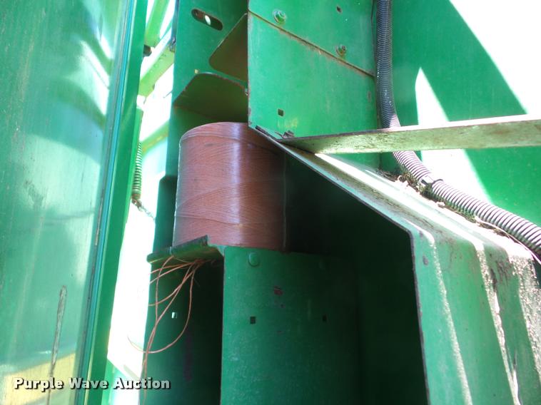 image for item K6475 2007 John Deere 568 round baler