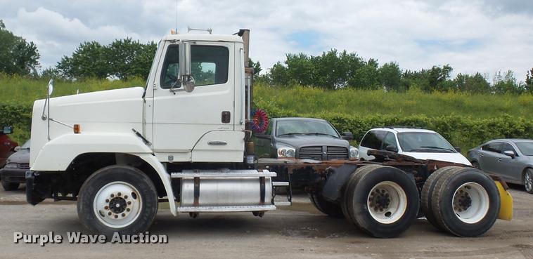 image for item BS9472 2001 Freightliner FLS112 semi truck