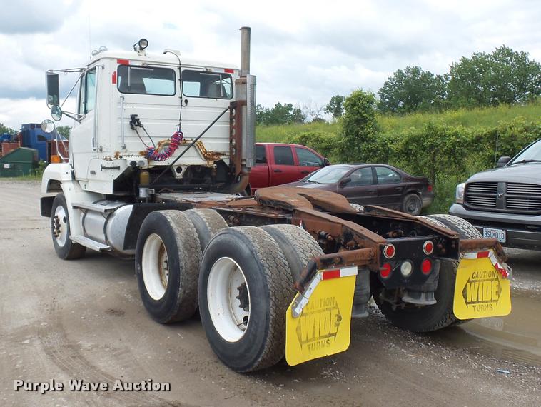 image for item BS9472 2001 Freightliner FLS112 semi truck